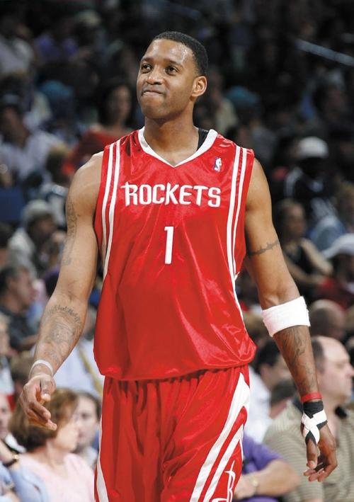 神锋！小蜜蜂前锋蒂亚戈再演梅开二度，联赛13场进11球（锋霸发威！小蜜蜂射手蒂亚戈再度梅开二度，联赛13战轰入11球）