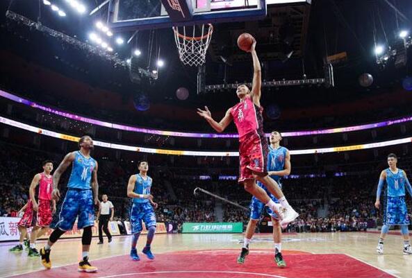 每一拍都是爱心！张江镇这场街区羽毛球比赛挥洒汗水，更温暖人心（挥拍传爱，暖意满城：张江镇街区羽毛球赛热力开打）